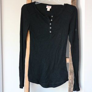 Black v-neck button tee